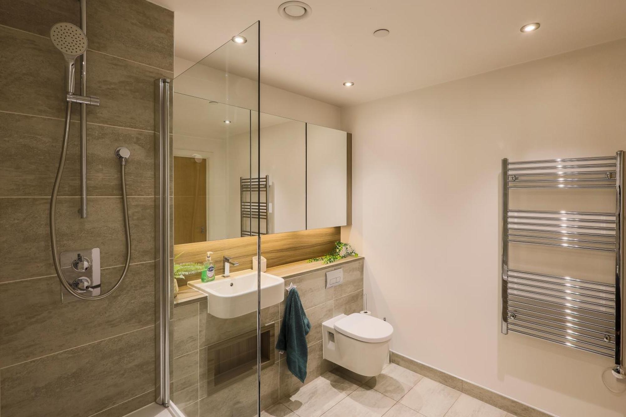 Stylish 2br By Dluxoria Short Lets & Serviced Greater With Pet Friendly, Free Wifi & Free Parking Leilighet *