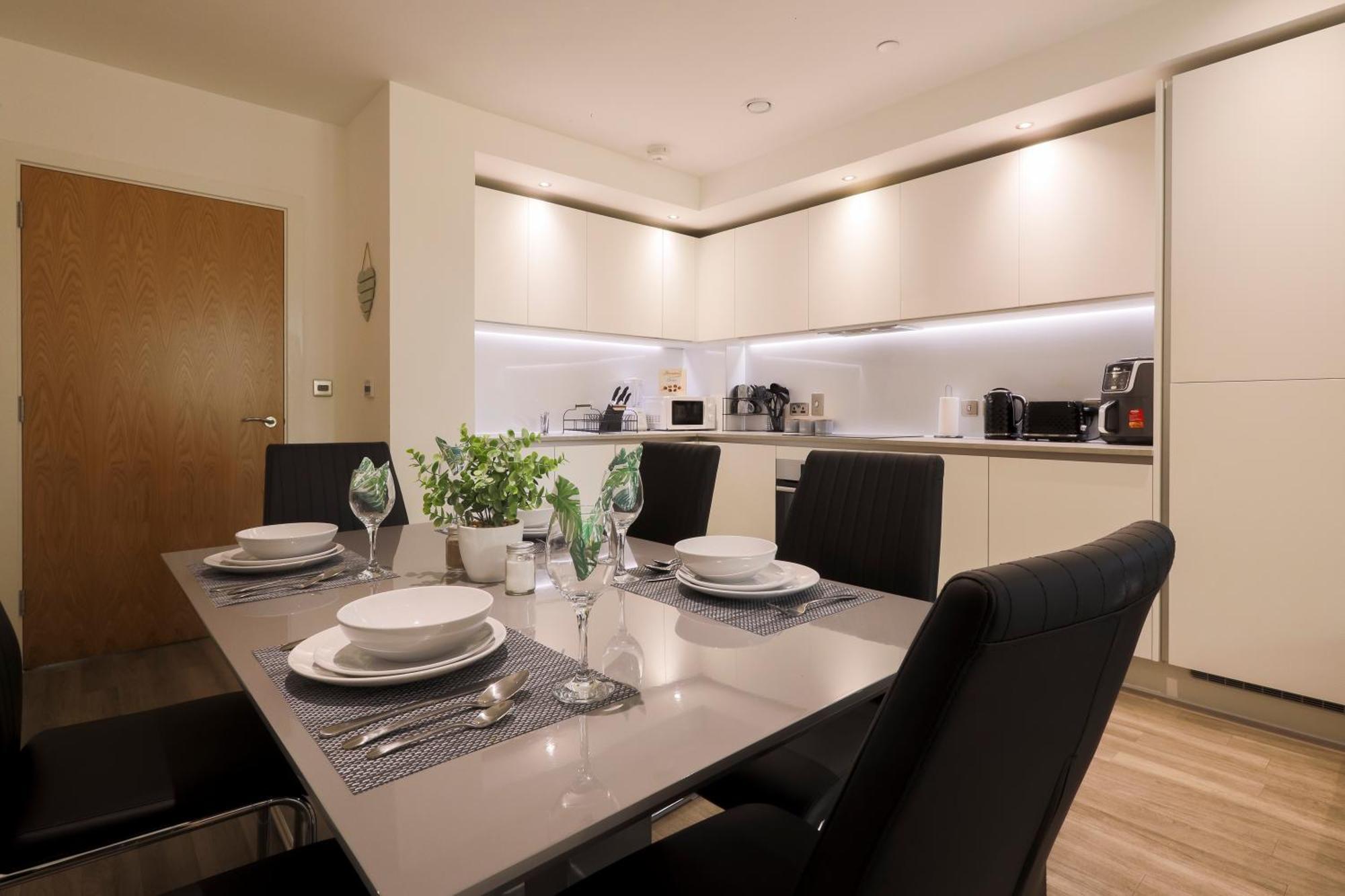 Stylish 2br By Dluxoria Short Lets & Serviced Greater With Pet Friendly, Free Wifi & Free Parking Leilighet London