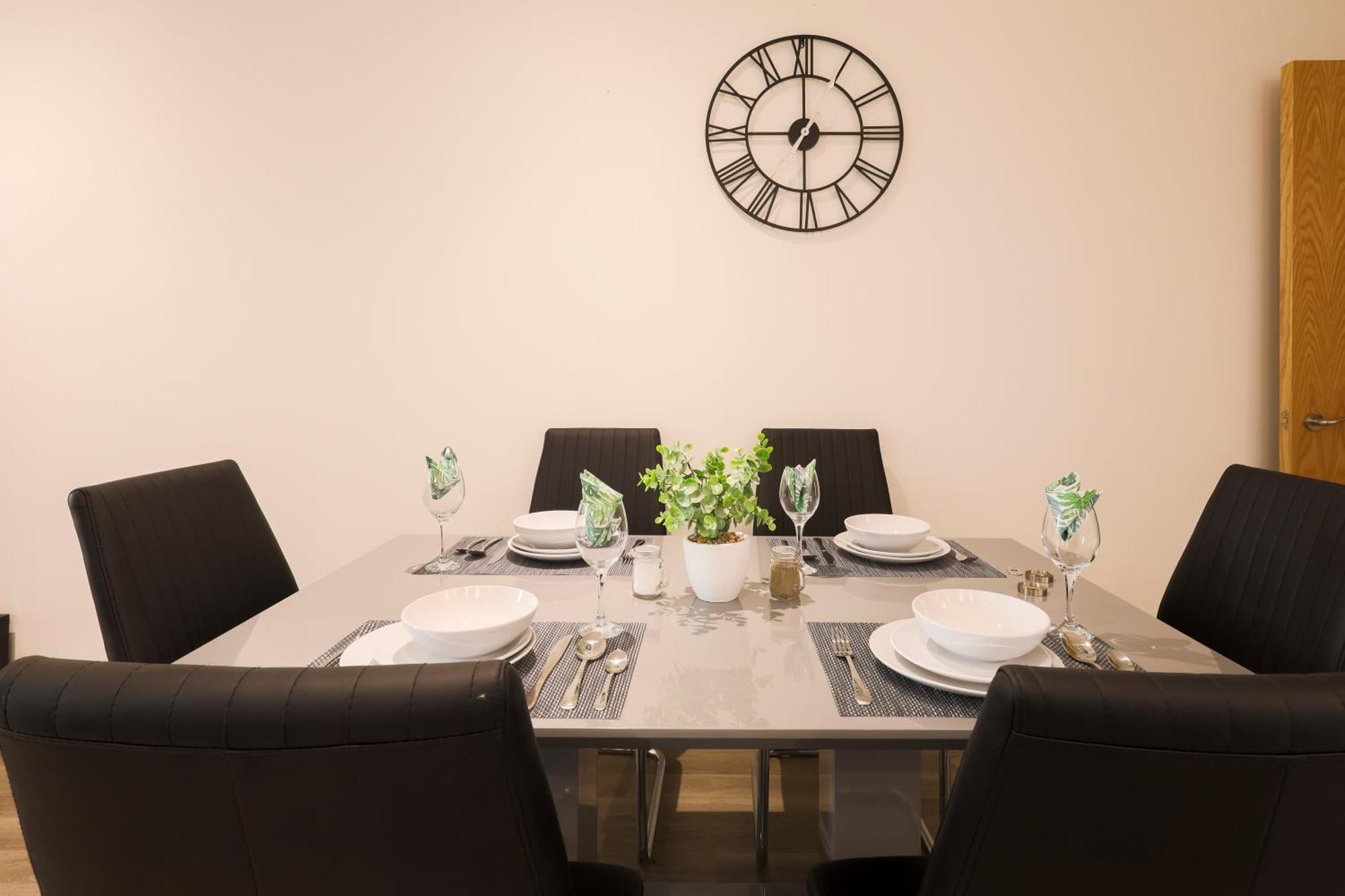 Leilighet Stylish 2br By Dluxoria Short Lets & Serviced Greater With Pet Friendly, Free Wifi & Free Parking