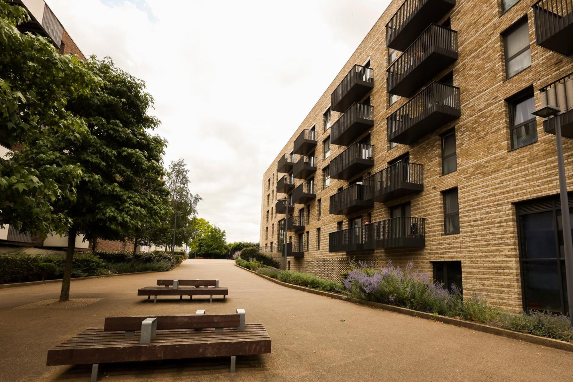 Leilighet Stylish 2br By Dluxoria Short Lets & Serviced Greater With Pet Friendly, Free Wifi & Free Parking *