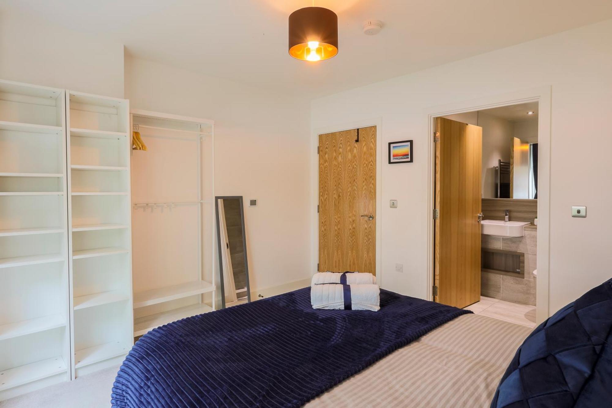 Stylish 2br By Dluxoria Short Lets & Serviced Greater With Pet Friendly, Free Wifi & Free Parking Leilighet *