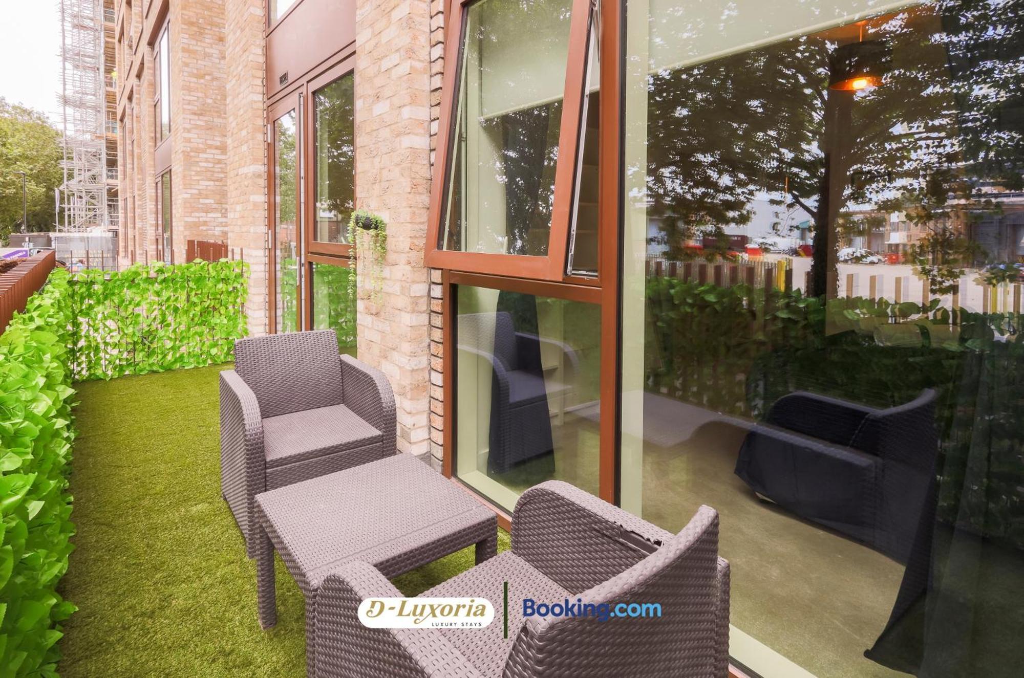 Stylish 2br By Dluxoria Short Lets & Serviced Greater With Pet Friendly, Free Wifi & Free Parking Leilighet *