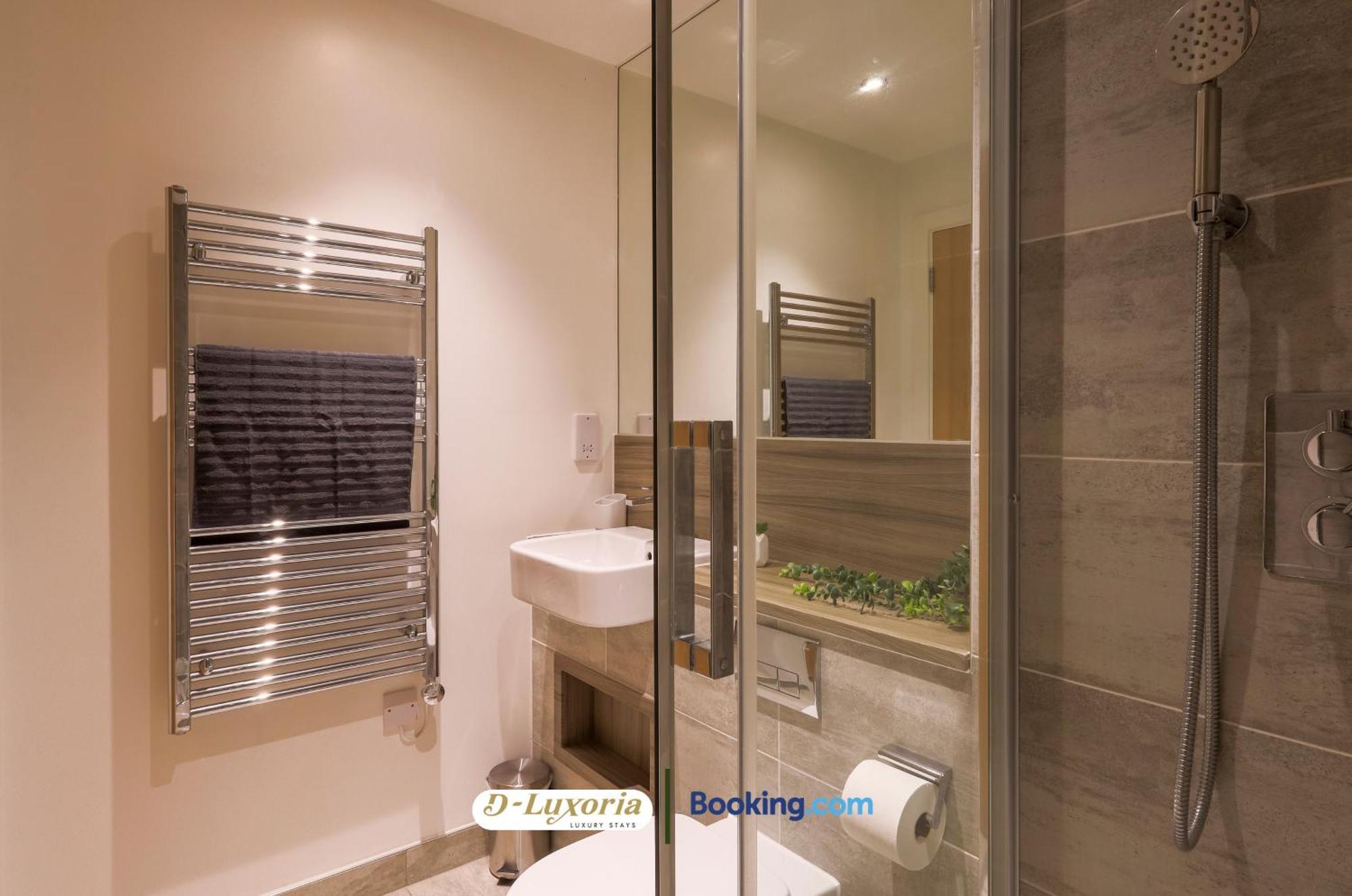 Stylish 2br By Dluxoria Short Lets & Serviced Greater With Pet Friendly, Free Wifi & Free Parking Leilighet London
