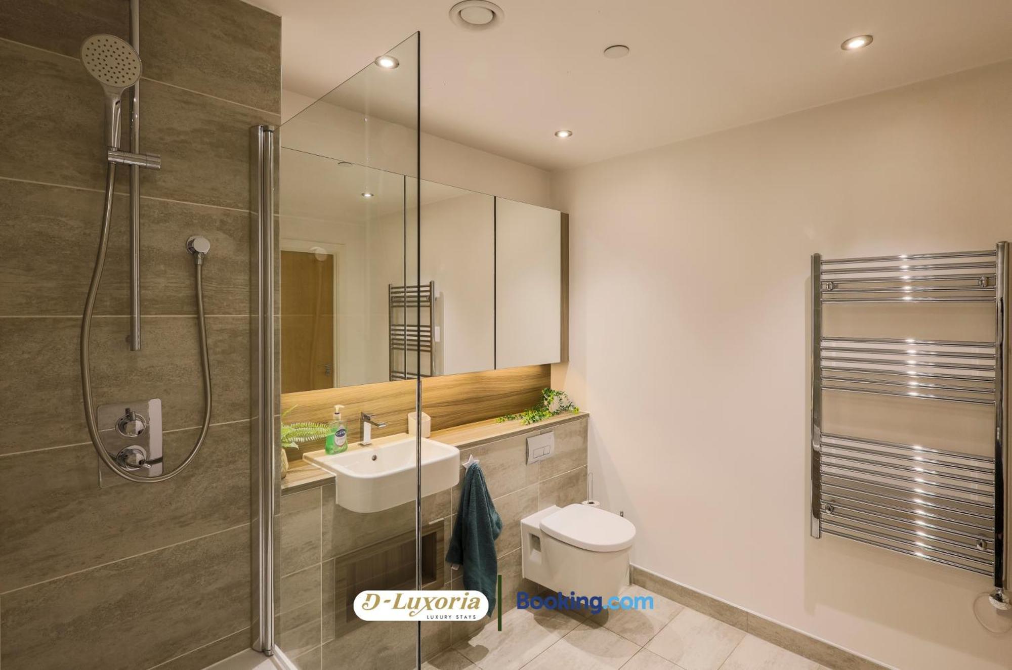 Stylish 2br By Dluxoria Short Lets & Serviced Greater With Pet Friendly, Free Wifi & Free Parking Leilighet *