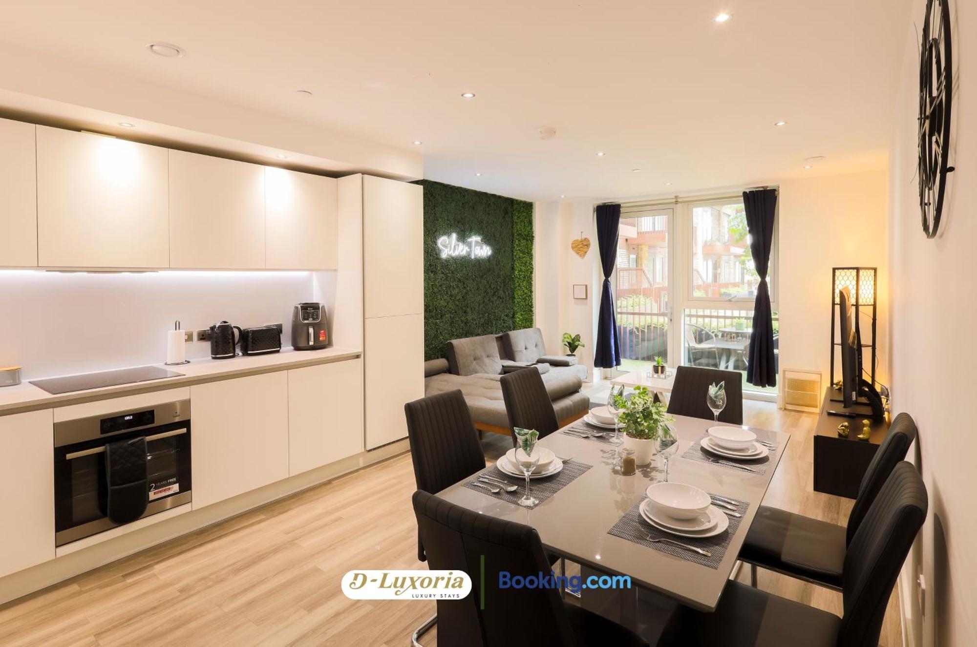 Stylish 2br By Dluxoria Short Lets & Serviced Greater With Pet Friendly, Free Wifi & Free Parking Leilighet *