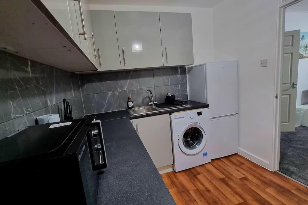 1 Bed Flat With Free Parking In E13 Apartment *