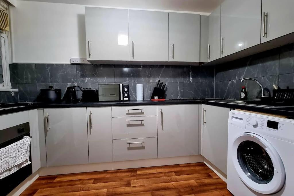 1 Bed Flat With Free Parking In E13 Apartment