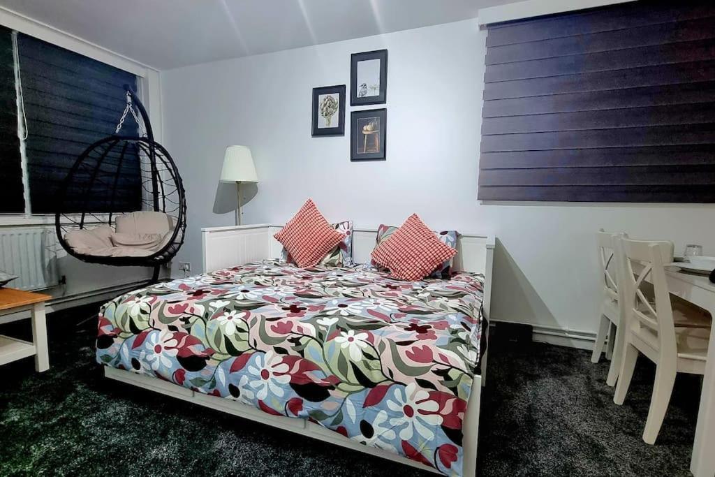 1 Bed Flat With Free Parking In E13 London