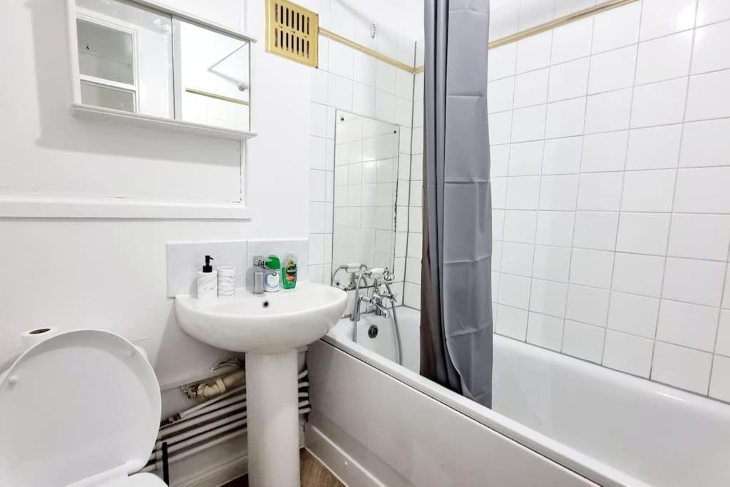 Apartment 1 Bed Flat With Free Parking In E13