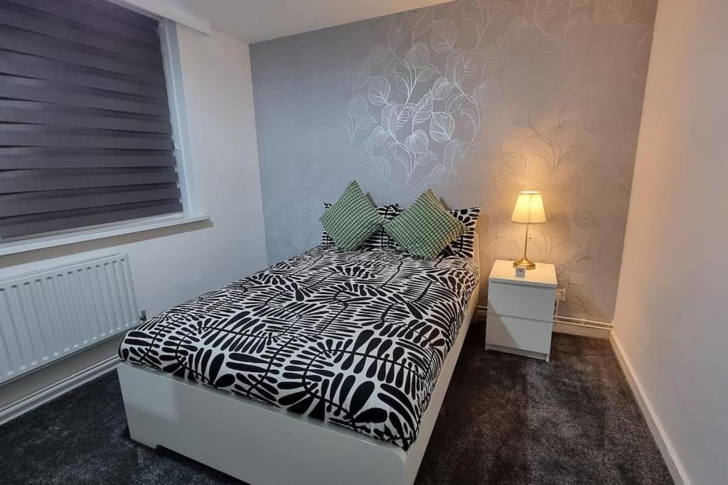 Apartment 1 Bed Flat With Free Parking In E13 *