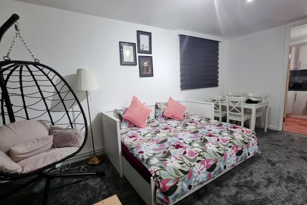 1 Bed Flat With Free Parking In E13 *