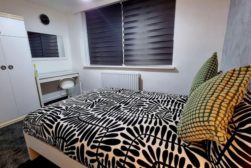 Apartment 1 Bed Flat With Free Parking In E13