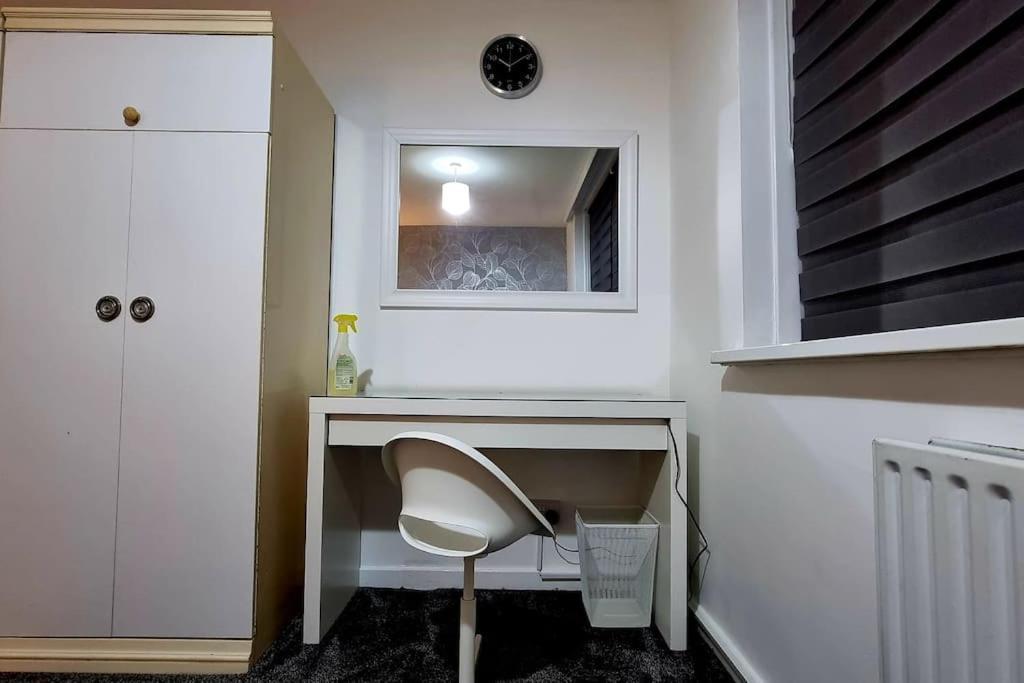 1 Bed Flat With Free Parking In E13 Apartment *