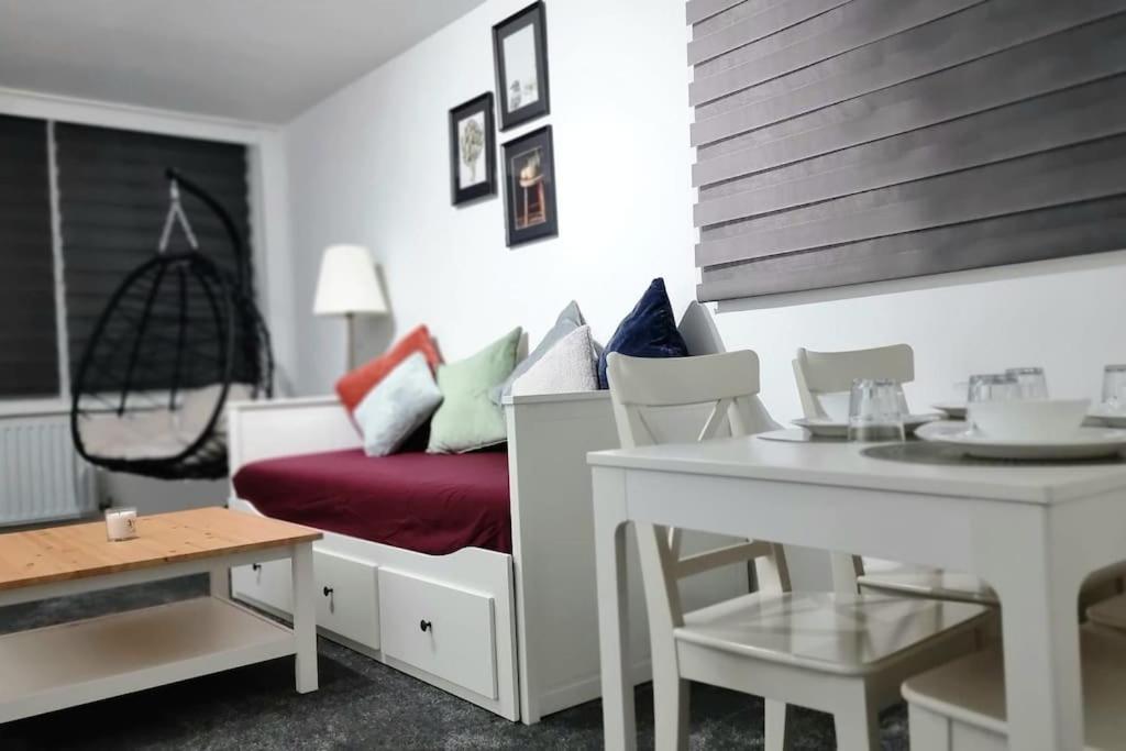 1 Bed Flat With Free Parking In E13 *