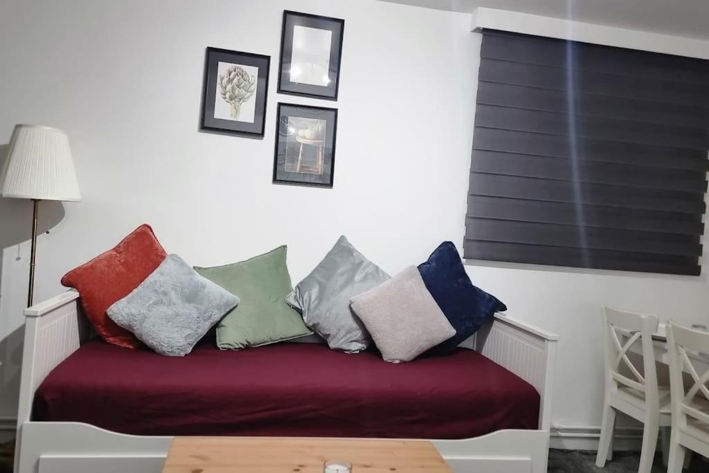 1 Bed Flat With Free Parking In E13 Apartment