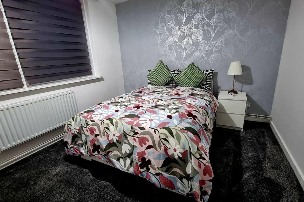 1 Bed Flat With Free Parking In E13 Apartment *