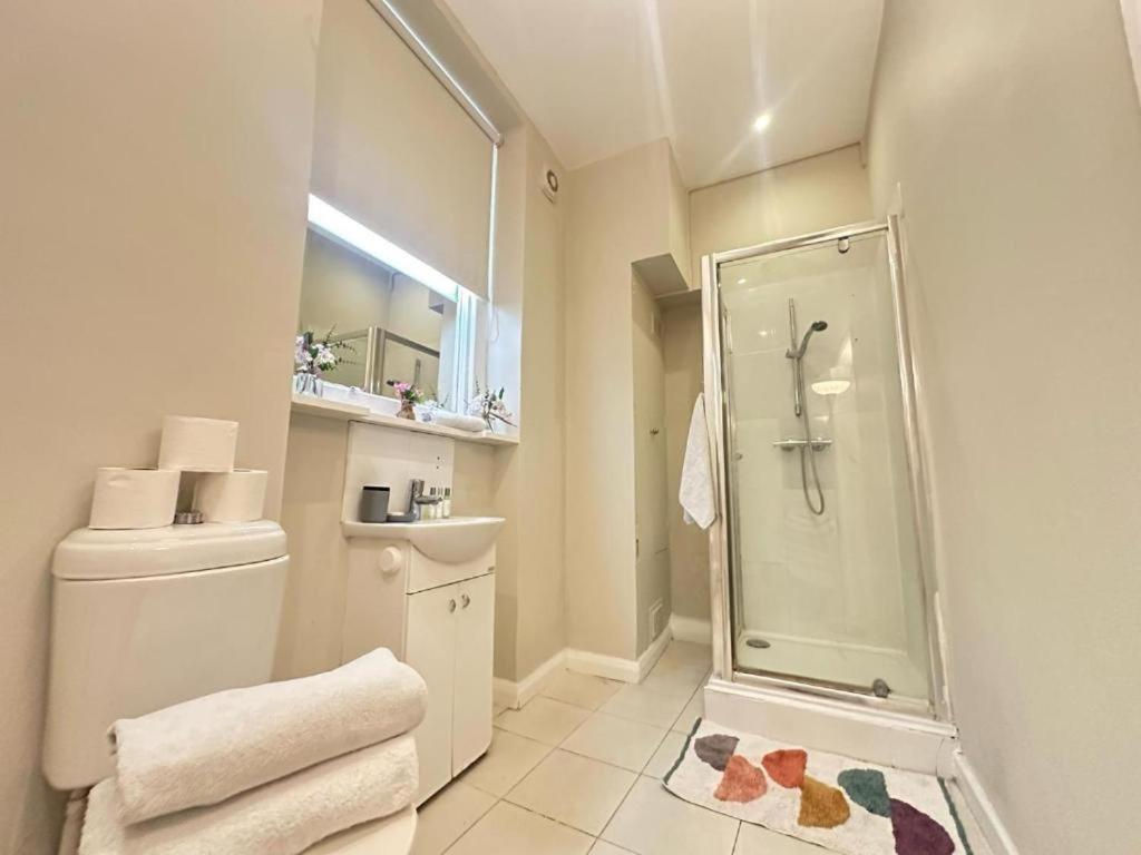 One Bedroom Near Kennington Park Apartment *