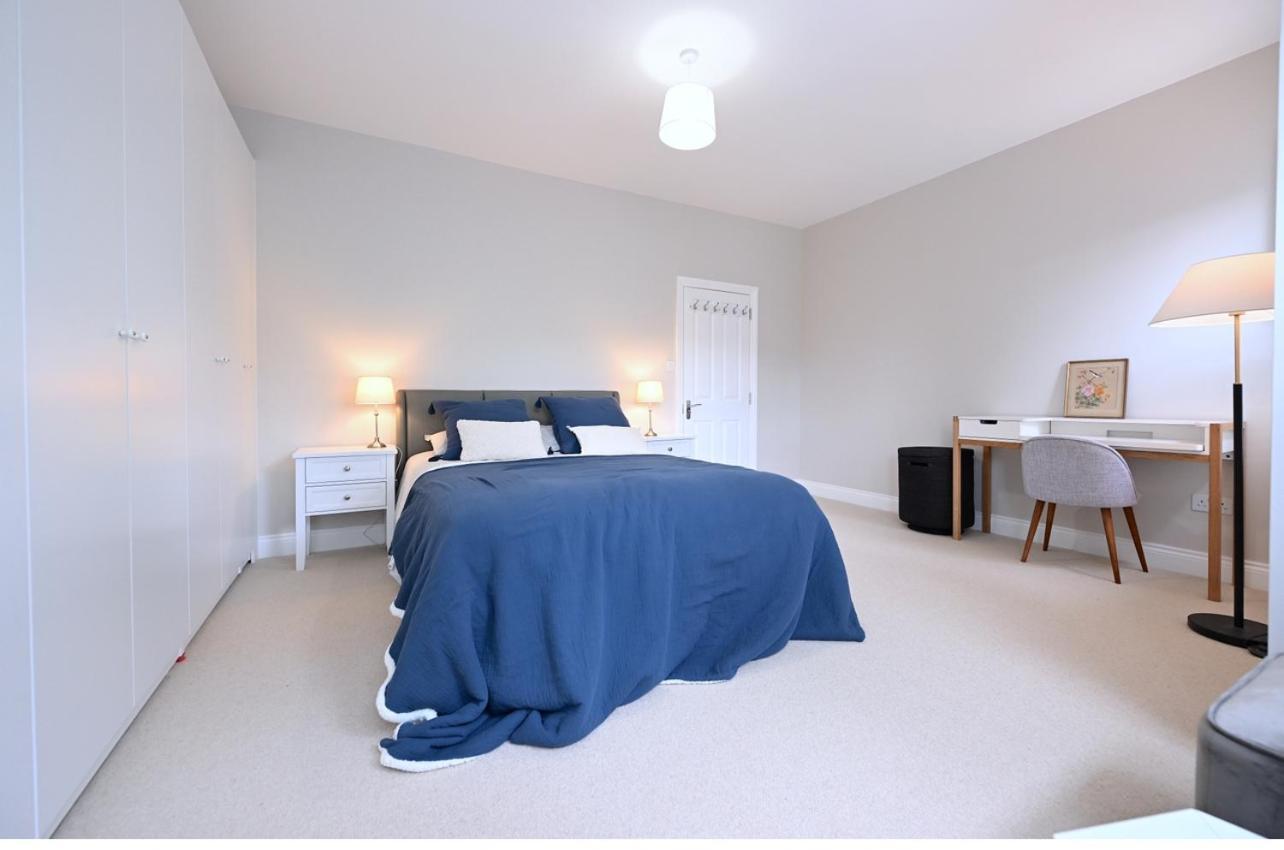 Stylish & Spacious 4 Beds House Feriehus London