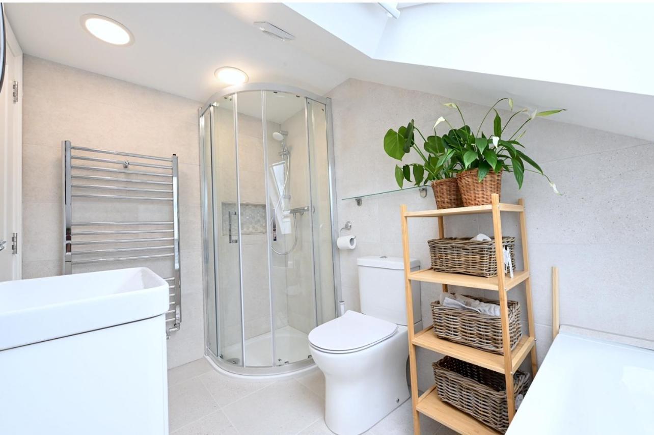 Stylish & Spacious 4 Beds House Feriehus