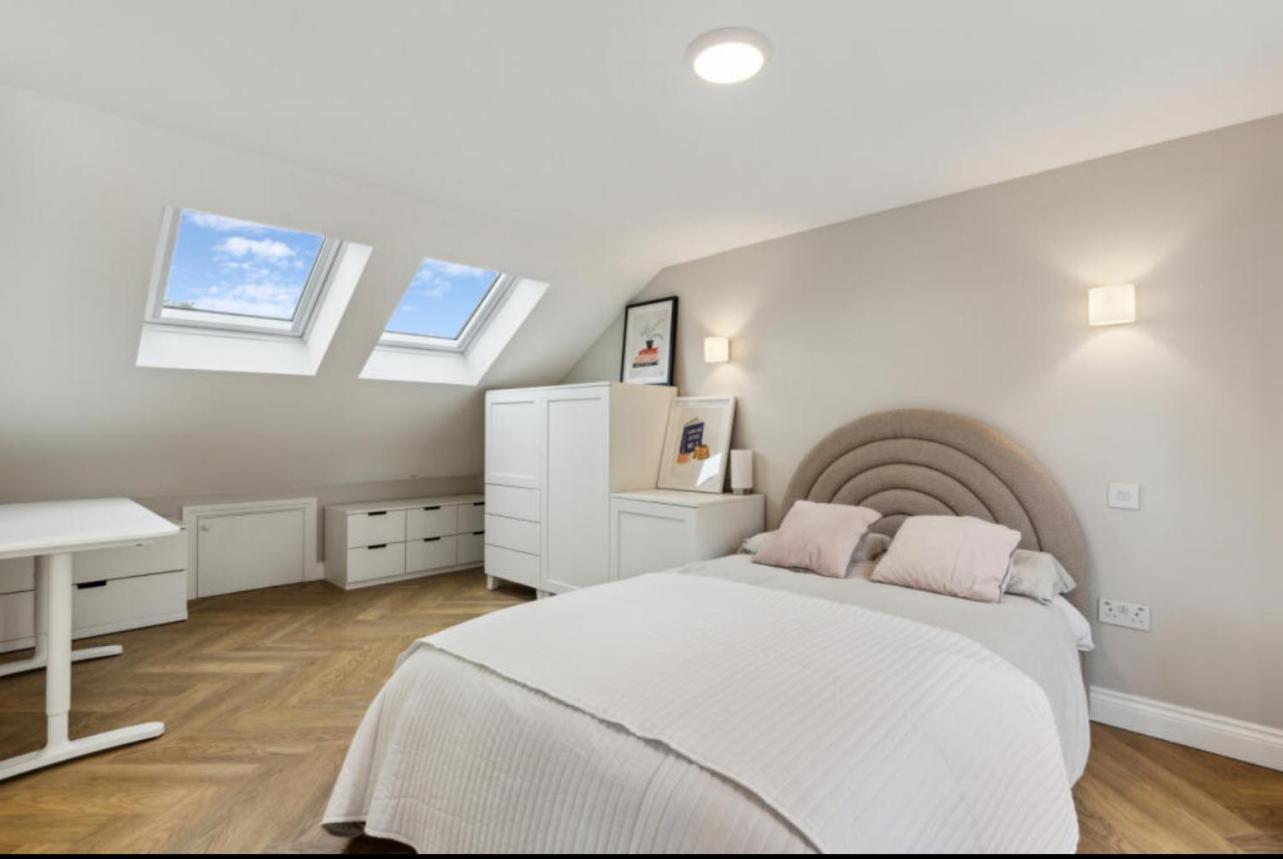 Stylish & Spacious 4 Beds House Feriehus