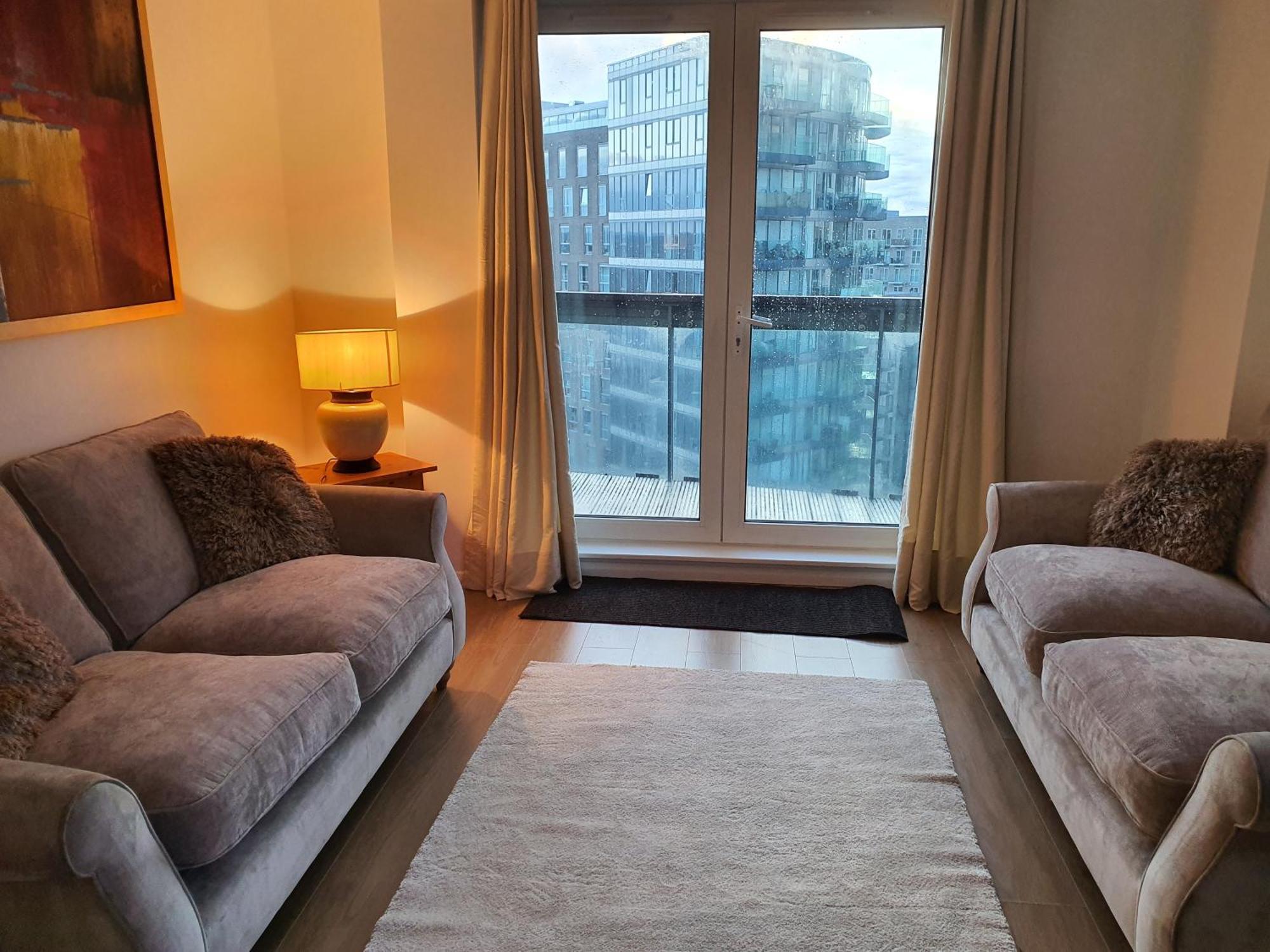 Luxurious Flat Overlooking Canay Wharf Londen