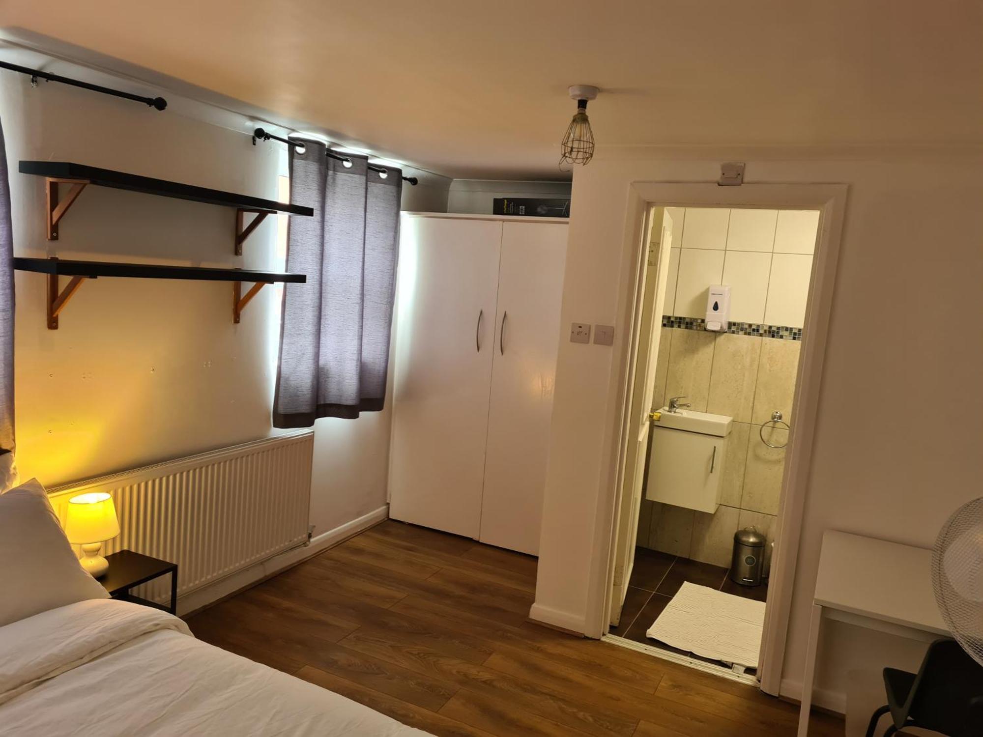 4br-2ensuite-10mincentrallondon-sleeps11-parking Holiday home London