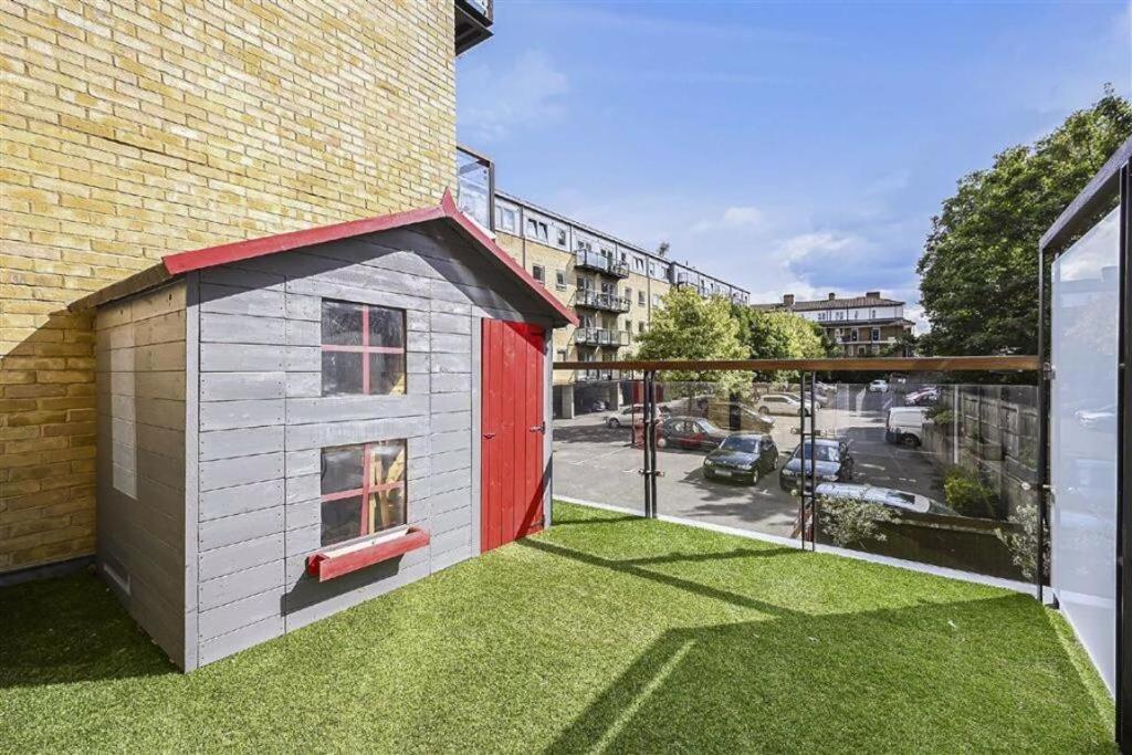 Holiday home Sho-11 Stanton House - Riverside House With Garden Patio And Parking London