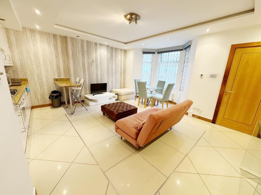 2 Bed In * London