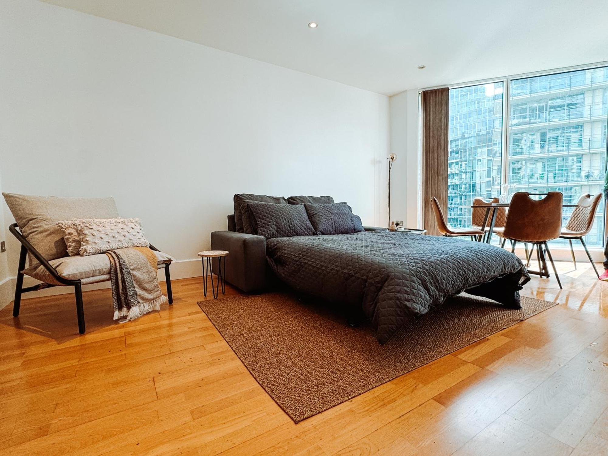 Two Bedroom Luxury Waterfront In Apartment London
