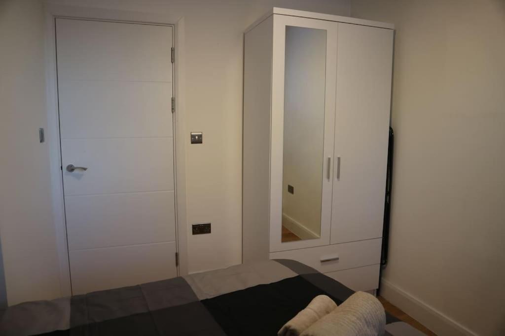 2 Bedroom Modern, Simple Flat In Broadway Market Appartement Londen