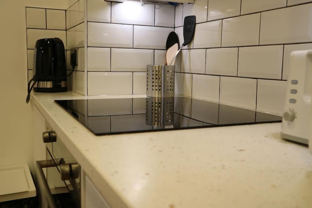 2 Bedroom Modern, Simple Flat In Broadway Market Appartement Londen