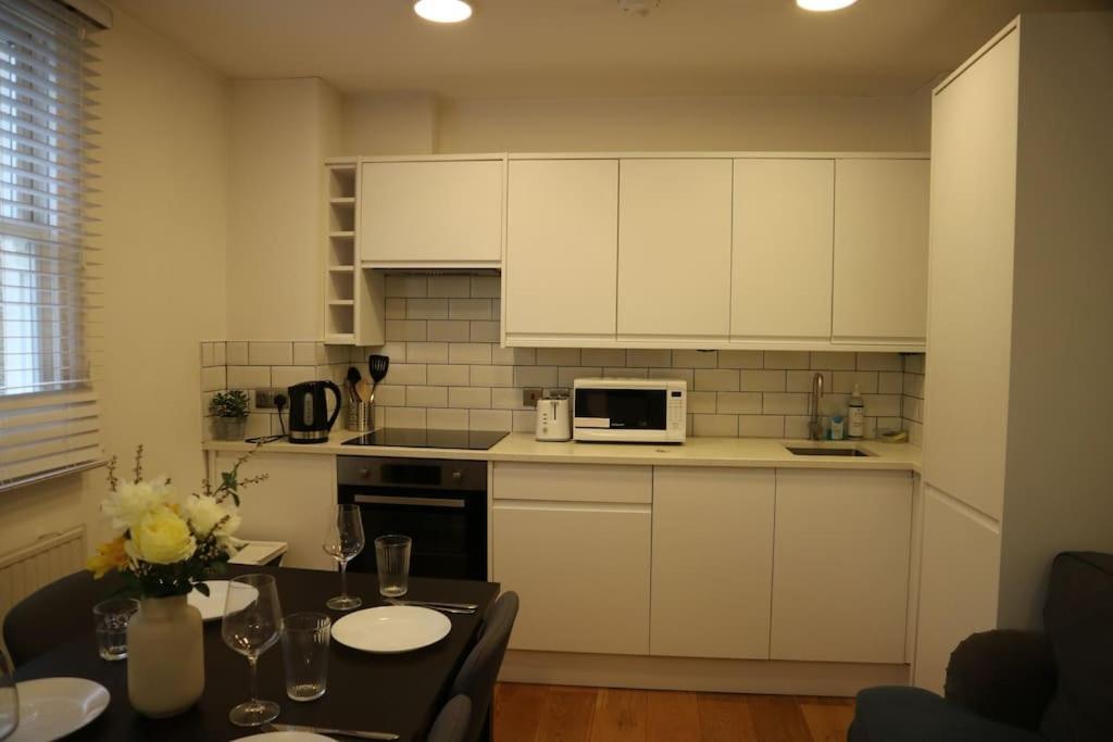 2 Bedroom Modern, Simple Flat In Broadway Market Appartement Londen