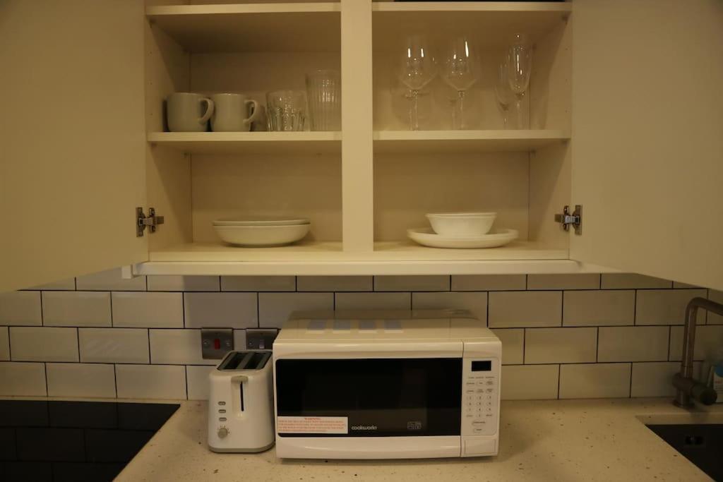 2 Bedroom Modern, Simple Flat In Broadway Market Londen