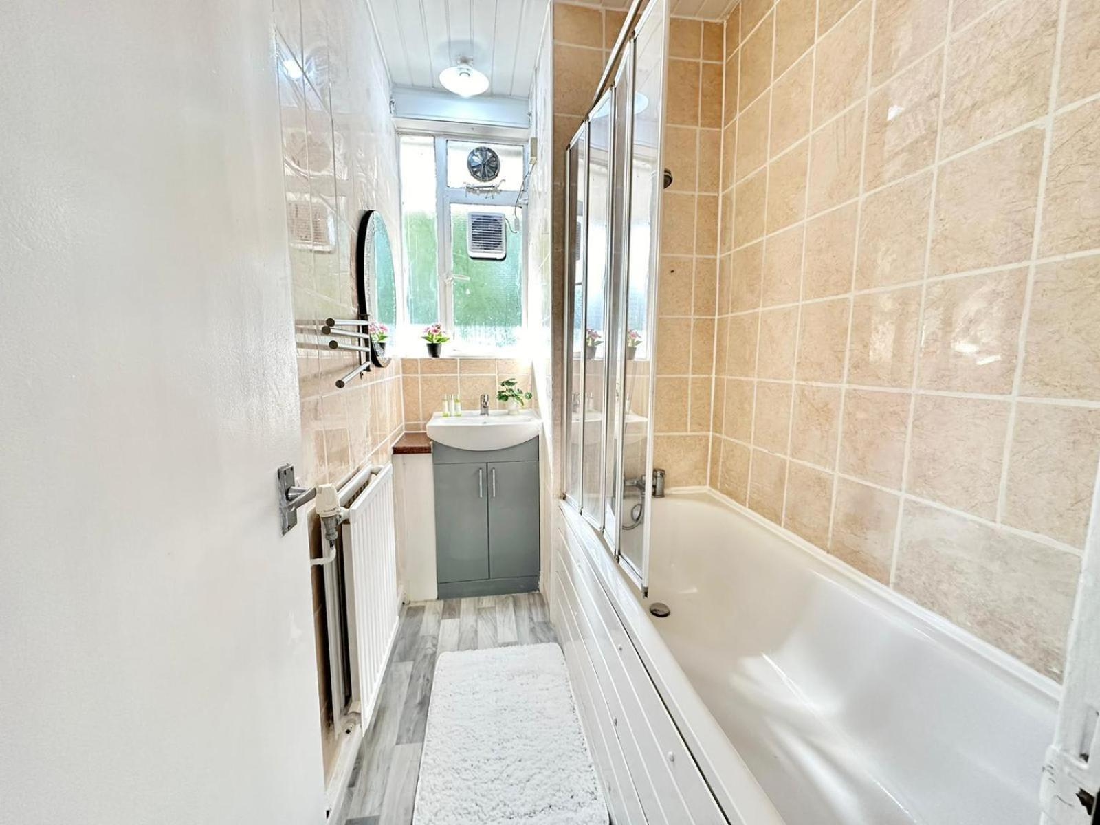 Paddington Two Bedroom Apartment *