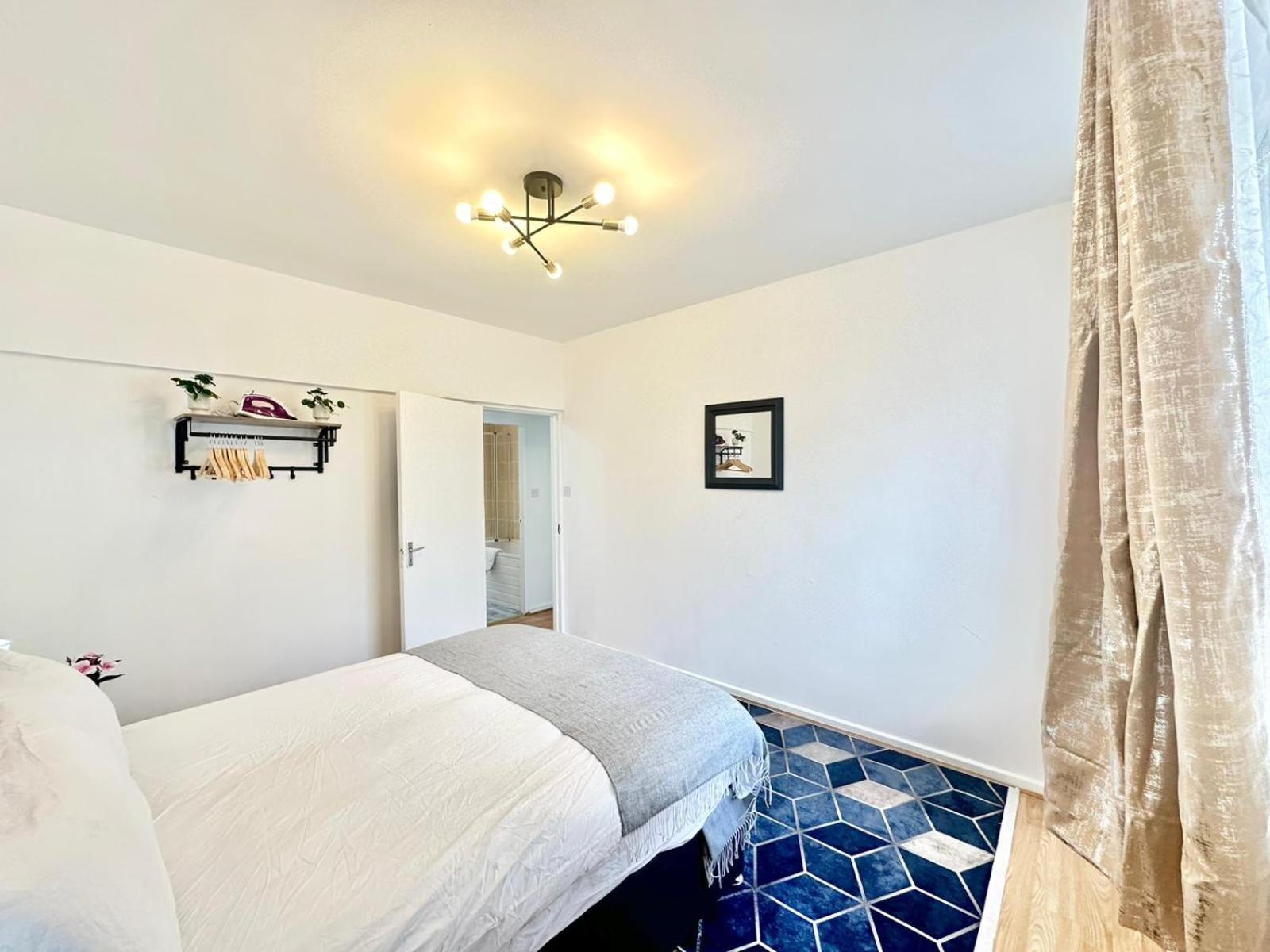 Paddington Two Bedroom Apartment *