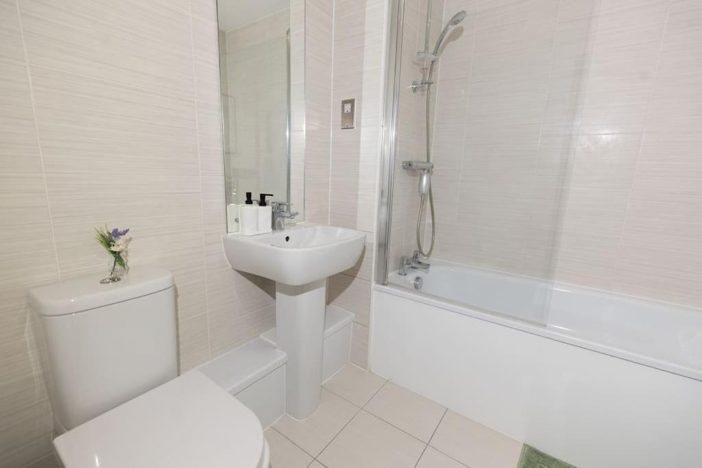 Stylish 3 Bed Near Downtown & Free Parking * London