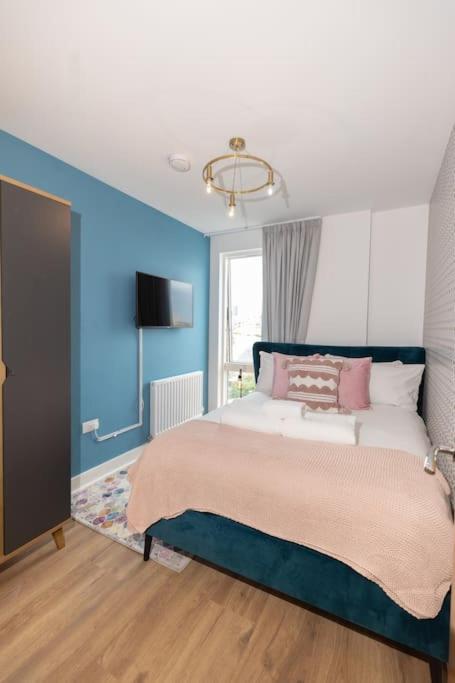 Stylish 3 Bed Near Downtown & Free Parking Apartment London