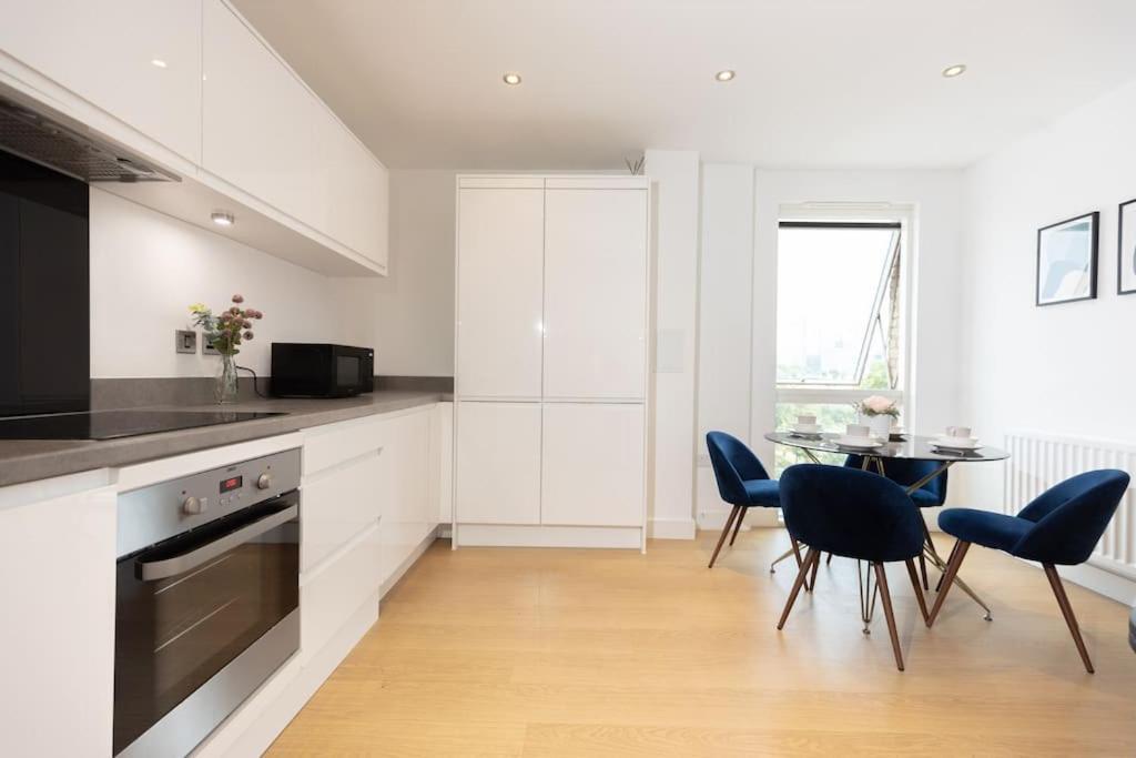 Stylish 3 Bed Near Downtown & Free Parking Apartment London