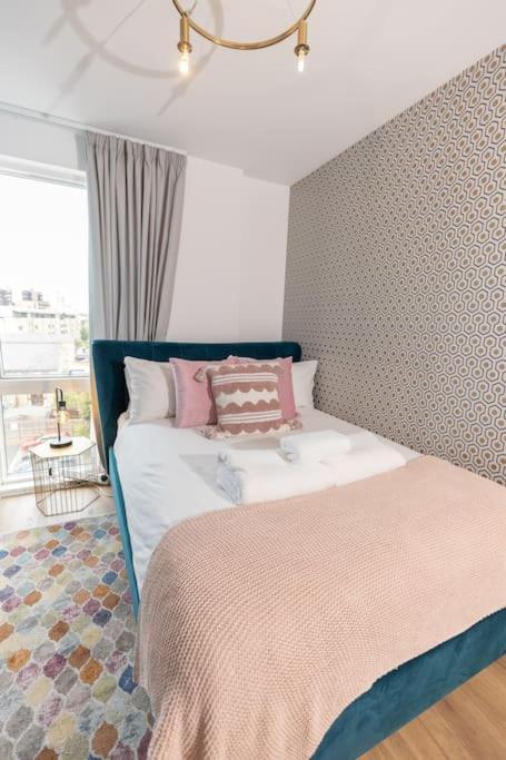 Apartment Stylish 3 Bed Near Downtown & Free Parking London