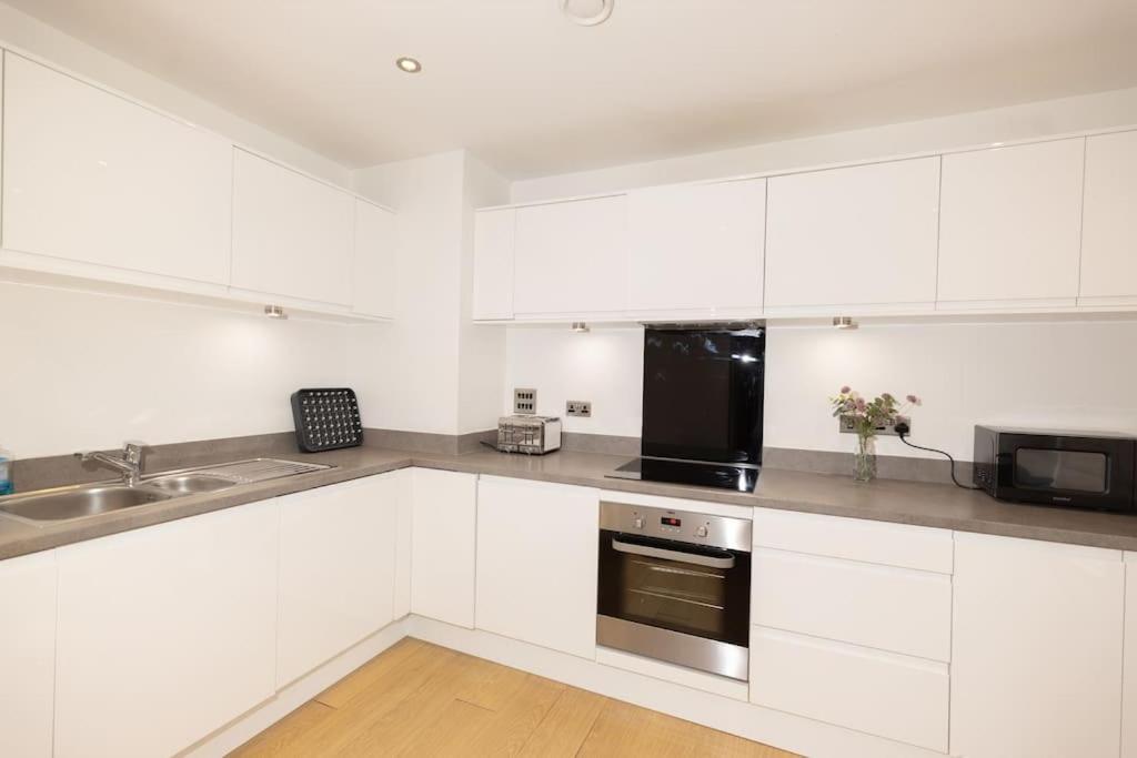 Stylish 3 Bed Near Downtown & Free Parking Apartment London