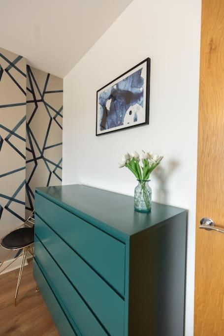 Apartment Stylish 3 Bed Near Downtown & Free Parking London