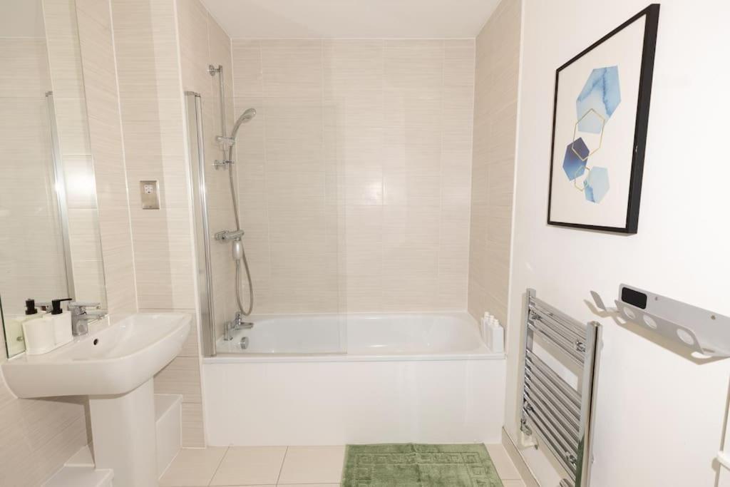 Apartment Stylish 3 Bed Near Downtown & Free Parking