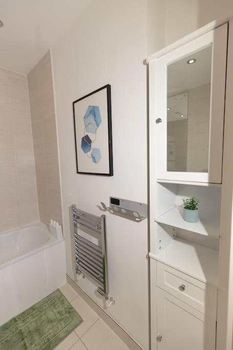 Stylish 3 Bed Near Downtown & Free Parking Apartment *