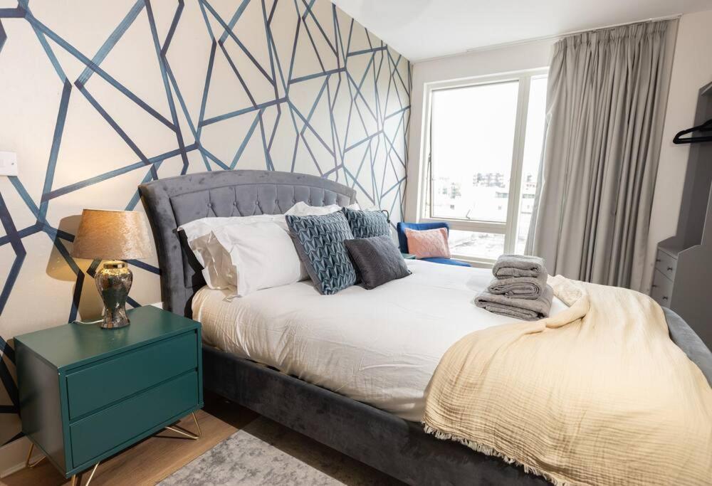 Apartment Stylish 3 Bed Near Downtown & Free Parking London