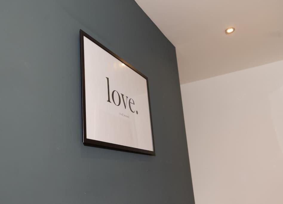 Stylish 3 Bed Near Downtown & Free Parking London