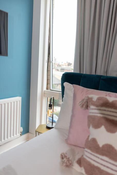 Apartment Stylish 3 Bed Near Downtown & Free Parking London