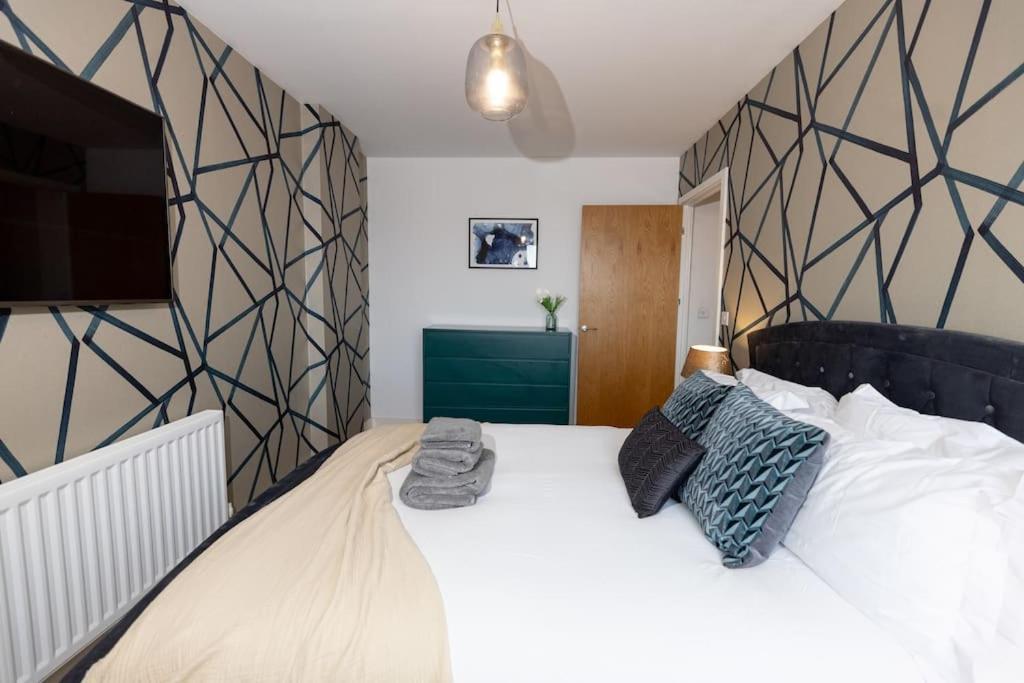 Stylish 3 Bed Near Downtown & Free Parking