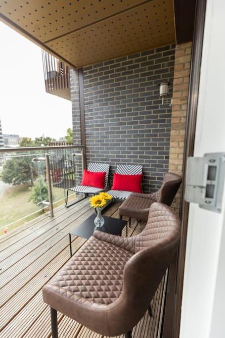 Stylish 3 Bed Near Downtown & Free Parking Apartment London