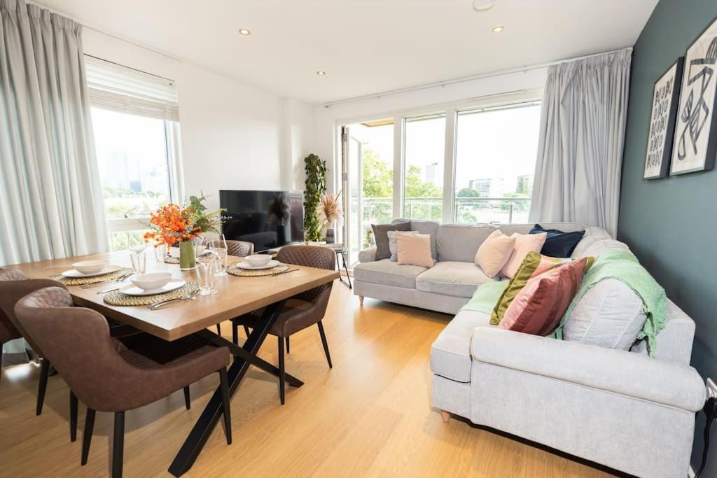 Stylish 3 Bed Near Downtown & Free Parking * London