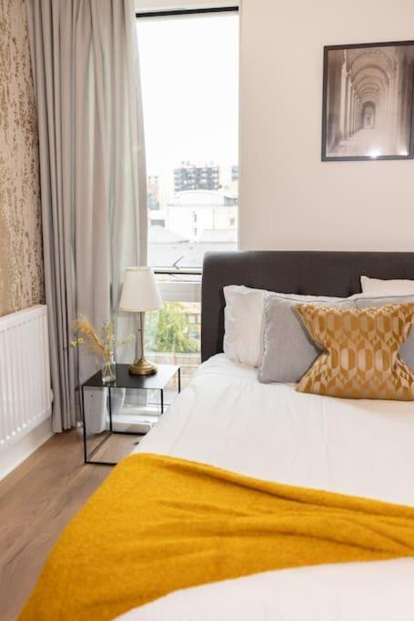 Stylish 3 Bed Near Downtown & Free Parking Apartment *